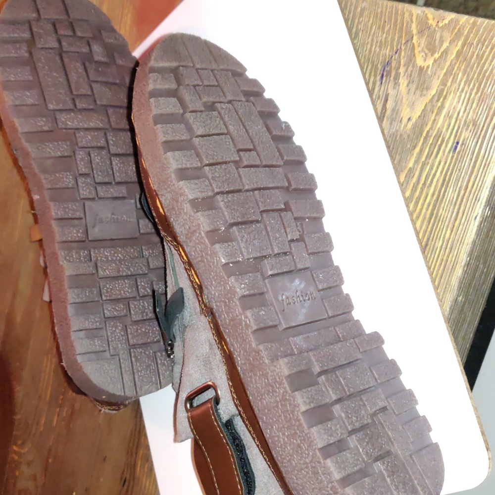 NWOT Kids bootie Size 6 and half. Sharp. - Picture 3 of 6